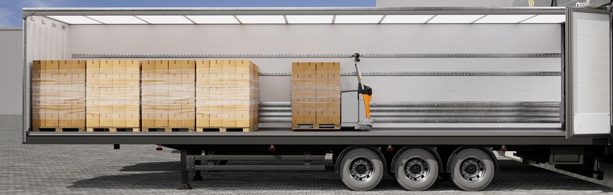 Autonomer Niederhubwagen in einem Lkw-Trailer.