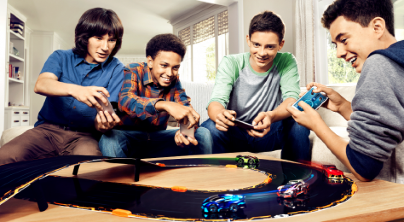Spieler steuern in Anki OVERDRIVE physische Spielzeugautos per Smartphone oder Tablet. Bild: Anki