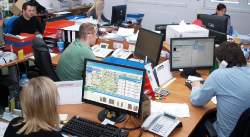 TachoWeb steigert Effizienz durch intelligente Informationslogistik – Touren-monitoring ermöglicht präzises Zeitmanagement – verbesserte Kundenzufriedenheit durch Planungssicherheit im Auftragsmanagement – branchenspezifische IT-Produkte für Light Commercial Vehicles – Anbindung von Elektromobilität. Bild: DAKO