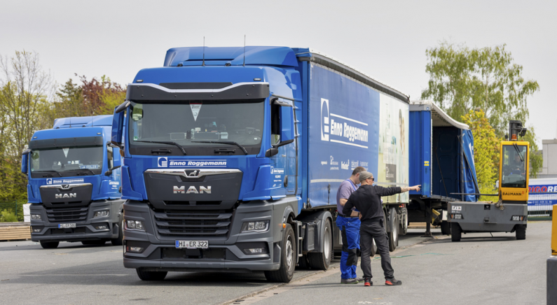 Beim Ausladen quittiert der Kunde die Lieferung direkt auf dem Scanner des Fahrers und das System überträgt alle Daten umgehend zum ERP-System. Beim Ausladen quittiert der Kunde die Lieferung direkt auf dem Scanner des Fahrers und das System überträgt alle Daten umgehend zum ERP-System. Bild: Enno Roggemann GmbH & Co. KG