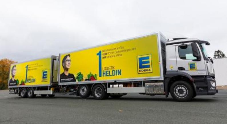 „Die Wirtschaftsmacher“ setzen ihre erfolgreiche Arbeit für ein besseres Image der Logistik fort. Neben zentral geplanten Kampagnen beteiligen sich auch die Mitmacher mit eigenen Aktivitäten, wie hier EDEKA Minden mit Lkw-Planen-Werbung. Bild: Die Wirtschaftsmacher