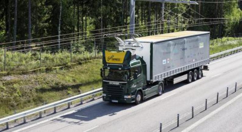 Oberleitungssysteme können die Hybrid-Lkw während der Fahrt auf Autobahnen wieder mit Strom versorgen. Bild: Scania CV AB