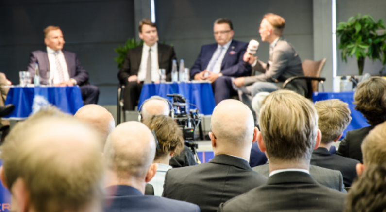 Gespannt verfolgte das Publikum zur voll ausgebuchten Verleihung des Telematik Awards 2016 der Podiumsdiskussion. Bild: Telematik-Markt.de