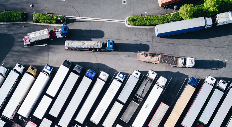 Das optimale Ressourcenmanagement ist insbesondere in der Transportbranche entscheidend für den Erfolg eines Unternehmens. Ausschlaggebend dafür ist häufig das Investment in die beste Telematik-Lösung. Bild: Nigel Tadyanehondo/Unsplash