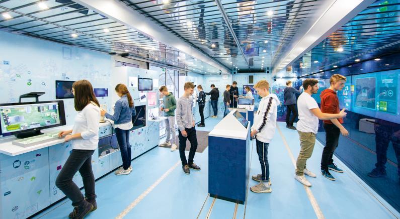Im "Raum der Technologien" erkunden die Schülerinnen und Schüler digitale Schlüsseltechnologien und Anwendungen. Bild: tmStudios