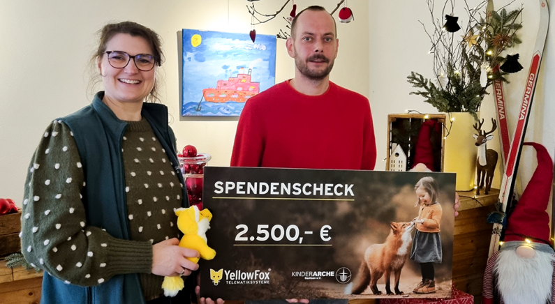 Dr. Dominic Schmiedl, Mitarbeiter in der Unternehmenskommunikation bei YellowFox, übergibt in Radebeul den Spendenscheck an Heike Strassburger, Referentin für Sozialmarketing und Spenderbetreuung bei der Kinderarche Sachsen. Bild: YellowFox