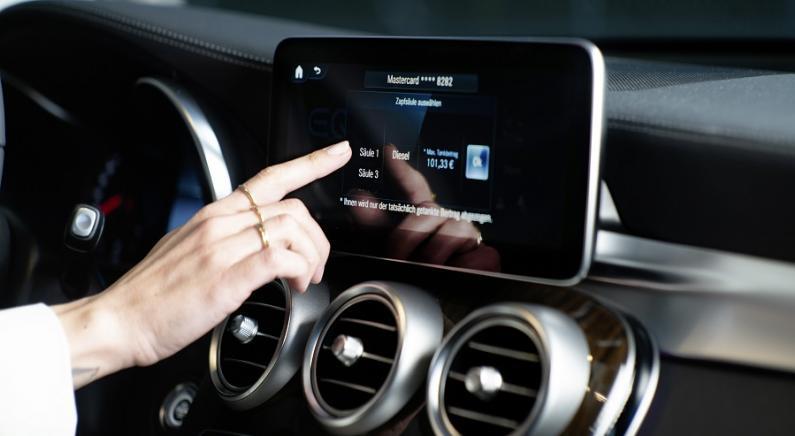 Mercedes ermöglicht nun kontaktloses Bezahlen an über 900 Tankstellen in Deutschland. Bild: Daimler
