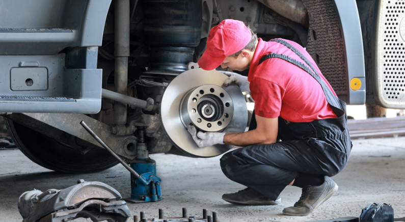 Verbrauch und Verschleiß an Fahrzeugen sind Kostentreiber im Fuhrpark. Bild: Shutterstock/YellowFox