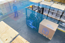 Ausweichsituation ZF Innovation Forklift – Hochautomatisierte Fahrfunktionen sorgen für mehr Arbeitssicherheit: Der ZF ZF Innovation Forklift umfährt eigenständig Hindernisse und hält an, sobald sich Personen im Fahrweg befinden. Bild: ZF