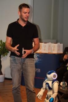 Enrico Scholz (Talk Tools GmbH) präsentierte im Rahmen der Podiumsdiskussion seine Bachelorarbeit: Er brachte einem Roboter zur Sprachförderung von Kindern mit Down-Syndrom Gebärdensprache bei. Bild: Telematik-Markt.de