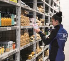 B+S veranschaulicht auf der LogiMAT 2018 die Prozesse des E-Commerce Fulfillments, darunter das Picken und Scannen beim Kommissionieren. Bild: Nadine Brodmann
