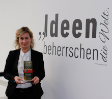 Barbara Höfel, Mitglied der Geschäftsleitung Personal bei BPW, freut sich über die Auszeichnung des Nachrichtenmagazins FOCUS. Bild: BPW Bergische Achsen KG