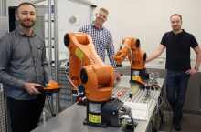 Nikolaj Merkel, Andreas Janzen und Thorben Kalkuhl (v.l.) entwickelten die Roboteranlage im Rahmen einer Projektarbeit am Berufskolleg Technik in Siegen. Bild: BPW