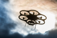Im Anflug auf Berlin: Der Aibotix X6, stellvertretend für die gesamte Geo-Community, die bereits heute für die INTERGEO 2014 den Blick auf die Hauptstadt lenkt. Bild: HINTE GmbH