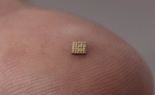 EM Microelectronic hat gemeinsam mit der Swatch Group R&D und dem CSEM den nach eigenen Angaben weltweit kleinsten Bluetooth Chip entwickelt. Bild: CompoTek