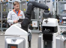 Automatischer Produktions-Assistent „APAS assistant“ (links) und das mobile optische Prüfsystem „APAS inspector“ (rechts). Bild: Bosch