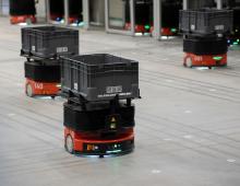 Bin-to-Picker-AMR übernehmen die Lagerung von Paletten in einem automatisierten Hochregallager und den Transport zu den Kommissionierplätzen für die Ausführung von Split-Case-Aufträgen. Bild: FILMTRIK/Dematic