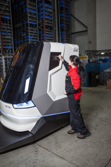 Das Fahrzeug kann frei navigieren, wählt den optimalen Weg und bewegt Euro-Paletten, Gitterboxen oder Kommissionierwagen bis zu 1 Tonne. Bild: Serva Transport System GmbH