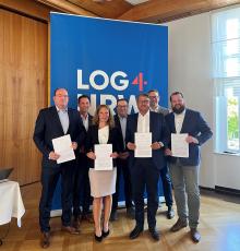 (v.ln.r.) Markus Bangen, Vorstand Duisburger Hafen AG, Andreas Müller, Landrat Kreis Siegen-Wittgenstein, Bettina Brennenstuhl, Vorständin Dortmunder Hafen AG, Oliver Krischer, Minister für Umwelt, Naturschutz und Verkehr des Landes NRW, Andreas Stolte, Geschäftsführer DeltaPort GmbH & Co. KG, Ingo Brohl, Landrat Kreis Wesel, Christian Betchen, KSW Geschäftsführer Kreisbahn Siegen Wittgenstein GmbH. Bild: DeltaPort GmbH & Co. KG