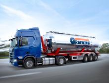 In Fahrzeugen wie diesem 60-Kubikmeter-Edelstahl-Kippsilo transportiert die Greiwing logistics for you GmbH rieselfähige Lebensmittel. Bild: Greiwing