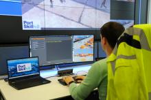 Ein HHLA-Mitarbeiter erprobt den im Rahmen von PortSkill 4.0 entwickelten Trainingsleitstand am CTA. Bild: HHLA