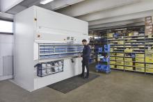 Im Hänel Rotomat Lagerlift werden große Mengen an Kleinteilen übersichtlich, ergonomisch und schnell bereitgestellt. Bild: Hänel GmbH & Co. KG