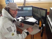 Sam Usher von der Produktionsfirma redhanded TV am Bildmischer. Empfang der Live Signale mittels zwei Teracue DEC-300-HDSDI Decodern. Bild: Teracue AG