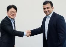 Skott Ahn (links), CTO LG Electronics und Nukal Duggal, Vice President Product Management bei Qualcomm Technologies vereinbaren die Zusammenarbeit beider Unternehmen bei Connectivity-Lösungen für zukünftige Fahrzeuggenerationen. Bild: LG
