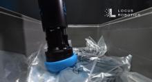 NeuraGrasp passt den Greifer an das Objekt an – nicht das Objekt an den Greifer. Quelle: Locus Robotics