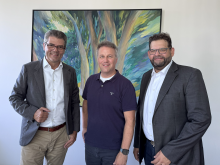 (von links): Weitere Zusammenarbeit - ein Grund zur Freude Stefan Lohnert, Geschäftsführer der Messe Stuttgart. Michael Ruchty, Messeleiter der LogiMAT in Stuttgart Christoph Huss, Geschäftsführer der EUROEXPO Messe- und Kongress-GmbH. Bild: EUROEXPO Messe- und Kongress-GmbH