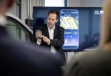 Benjamin Mäße, Vertriebsverantwortlicher für die Region Ost und stellvertretender Betriebsleiter Night Star Express, präsentierte die schlüssellose Zustellung IDR beim Open House von Mercedes Benz Vans direkt am bereitgestellten Fahrzeug. Bild: Night Star Express GmbH