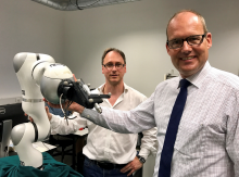 Transfer von der Wissenschaft in die Wirtschaft: Prof. Dr. Tobias Ortmaier (links), Leiter des Instituts für Mechatronische Systeme an der Leibniz Universität Hannover, und Wirtschaftsdezernent Ulf-Birger Franz. Bild: Region Hannover