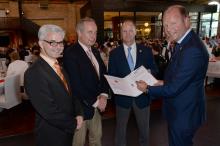 PTV Group unterzeichnet Global Road Safety Commitment: Von links nach rechts: Andre Münch (Director PTV Safety), Marc H. Juhel (The World Bank, Washington, Sector Manager Transport), Miller Crockart (Vice President Traffic Sales & Marketing, PTV) und PTV-CEO Vincent Kobesen. Bild: PTV