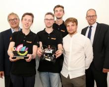 Regionspräsident Hauke Jagau (links) und Wirtschaftsdezernent Ulf-Birger Franz (rechts) empfingen die Robotik-Weltmeister Leon Till Häberle, Fabrice Zeug, Jan Ole Weber und Coach Alexander Stark (von links) im Regionshaus, Bild: F. Bittner, Region Hannover