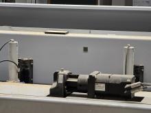 Maschinendaten direkt aus der Produktion: Der SINFOSY-Sensor mit Schutzart IP68 macht Betriebszustände und Stillstände sichtbar. Bild: SINFOSY digital GmbH
