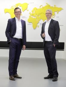 Steffen Bersch (links), CEO der SSI Schäfer Gruppe, und Alexander Bernhard, Geschäftsführer der SWAN GmbH. Bild: SSI Schäfer