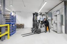 Lithium-Ionen-Batterien lassen sich schnell zwischenladen und sind darüber hinaus um 30 Prozent effizienter als Blei-Säure-Batterien. In Kombination mit dem Smart Energy Management zahlt sich eine Umstellung für Unternehmen somit doppelt aus. Bild: STILL