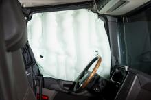 Der aktivierte Seitenairbag im Fahrerhaus. Bild: Scania