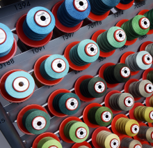 Amann beliefert die nähende Industrie mit hochwertigen Nähfäden und Stickgarnen. Bild: Amann