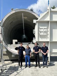 Erstes funktionsfähiges Hyperloop-Segment in Europa (v.l.n.r.): Domenik Radeck, TUM Hyperloop; Florian Höhensteiger, TÜV SÜD; Daniel Steinbauer, TÜV SÜD; und Felix Achenbach, TUM Hyperloop. Bild: TÜV SÜD, Steinbauer