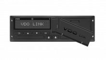 Einfach in die Frontschnittstelle des digitalen Tachographen eingesteckt, ermöglicht der VDO u. a. die automatisierte Einhaltung gesetzlicher Vorschriften. Bild: VDO/Aumovio