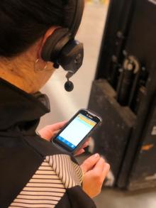 Das Lagerpersonal von Hall Miba wurde mit mobilen Endgeräte und Headsets ausgestattet. Bild: Hall Miba