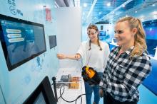 An dieser Station können die Schülerinnen und Schüler ausprobieren, wie man mithilfe von Biosignalen eine Exoskeletthand steuert oder am Computer mit Muskelkraft Pingpong spielt. Bild: expedition d des Programms COACHING4FUTURE