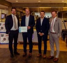 (v.l.n.r.) Holger Meyer (Hellmann Wordwide Logistics), Stefan Muhle, Stefan Borggreve (Hellmann Wordwide Logistics), Henning Pottharst (Hellmann Wordwide Logistics): Staatssekretär Stefan Muhle zeichnet Hellmann als "Digitalen Ort Niedersachsen" aus. Bild: Hellmann