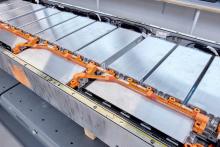 Blick in eine Hochvoltbatterie für Nutzfahrzeuge: Batteriemodule und orangefarbene Hochvoltverbindungen. Bild: MAN