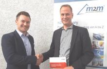Marius Nickolai (li.), C.O.O der m2m Germany GmbH und Andreas Berz, Director of Business / Development IIOT EMEA geben Zusammenarbeit bekannt. Bild: © 2016 m2m Germany GmbH