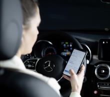 Der Zahlvorgang kann über die Mercedes me App oder über das MBUX-Display abgewickelt werden. Bild: Daimler