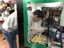 Spedion-Mitarbeiter David Lado López fertigt Atemmasken im 3D-Drucker. Bild: Spedion