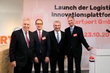 Erich Staake (Vorstandsvorsitzender der Duisburger Hafen AG), Christian Pokropp (Geschäftsführer kloeckner.i GmbH sowie Head of Corporate Communications Klöckner & Co SE), Nordrhein-Westfalens Wirtschafts- und Digitalminister Andreas Pinkwart und Prof. Dr. Ulrich Radkte (Rektor der Universität Duisburg-Essen) gemeinsam bei der Eröffnung der startport GmbH. Bild: krischerfotografie