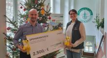 Foto der Spendenübergabe durch Sven Naumann-Möller, Leiter der Abteilung für Projektmanagement bei YellowFox. Bild: YellowFox GmbH
